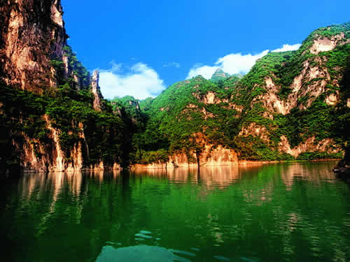 峰林峡(原名群英湖)风景区位于 a target="_blank" href="/item/河南