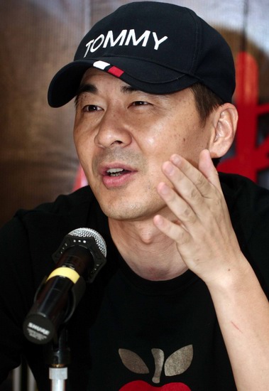  p>八十年代中期,曾经威风凛凛的跳伞教练张越新早已没了当年的豪情