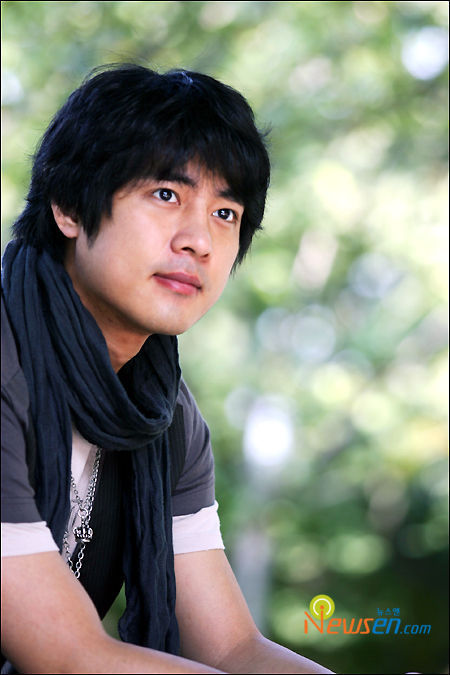  p>高周元1981年10月16日出生于韩国,韩国男演员,毕业于延世大学言论