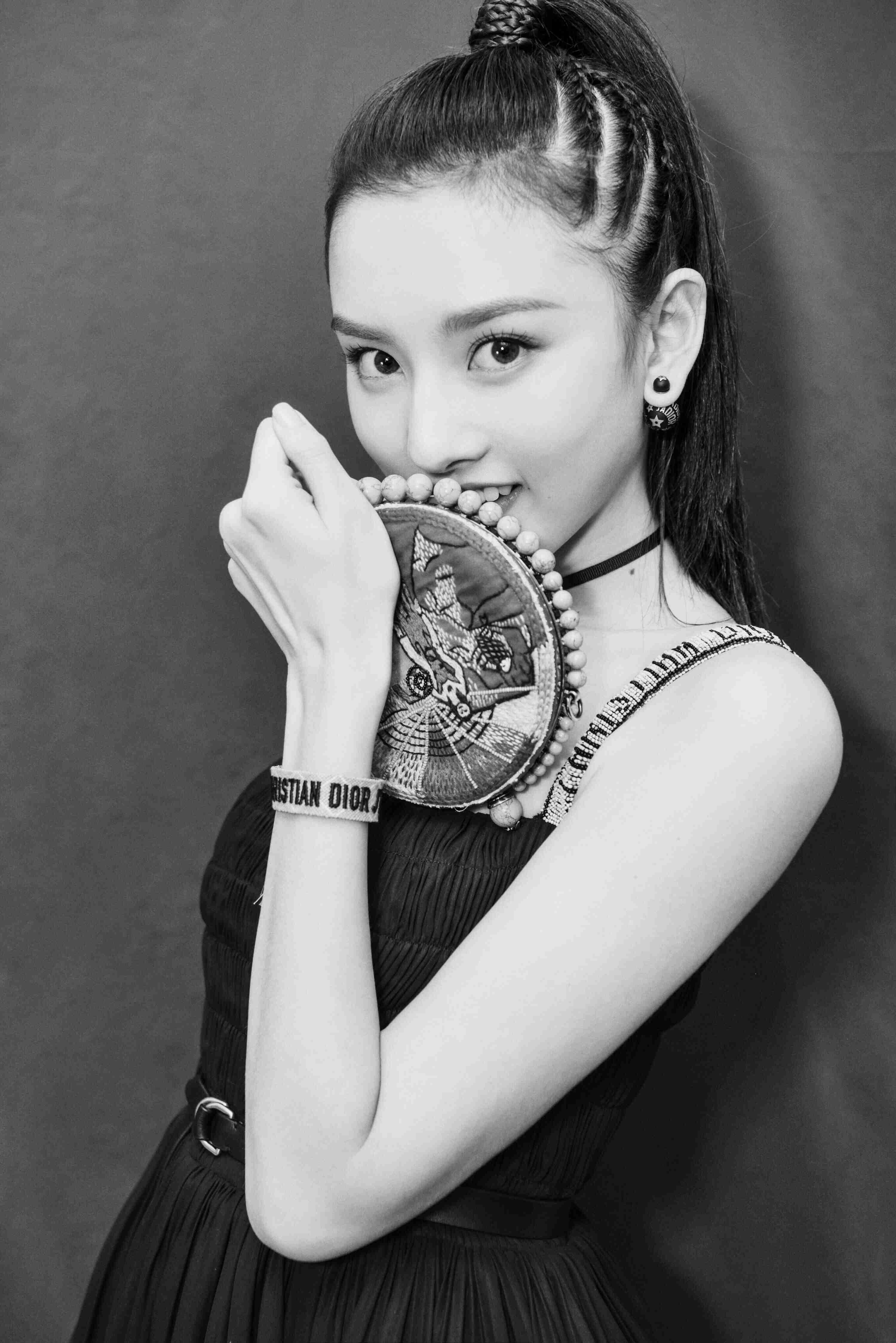 原名孙凡清,1998年5月23日出生于天津市,中国内地影视女演员,就读于 a