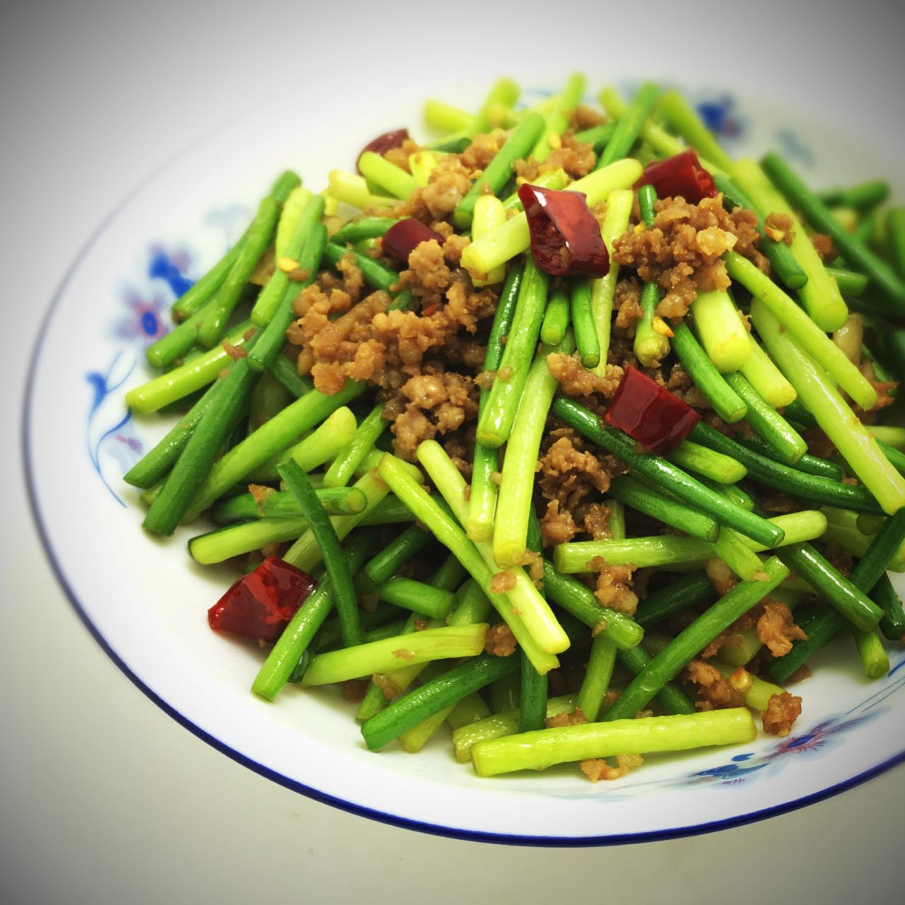  p>羊肉炒蒜苔的做法非常的简单,也是家庭美食中常做的一道 a target=