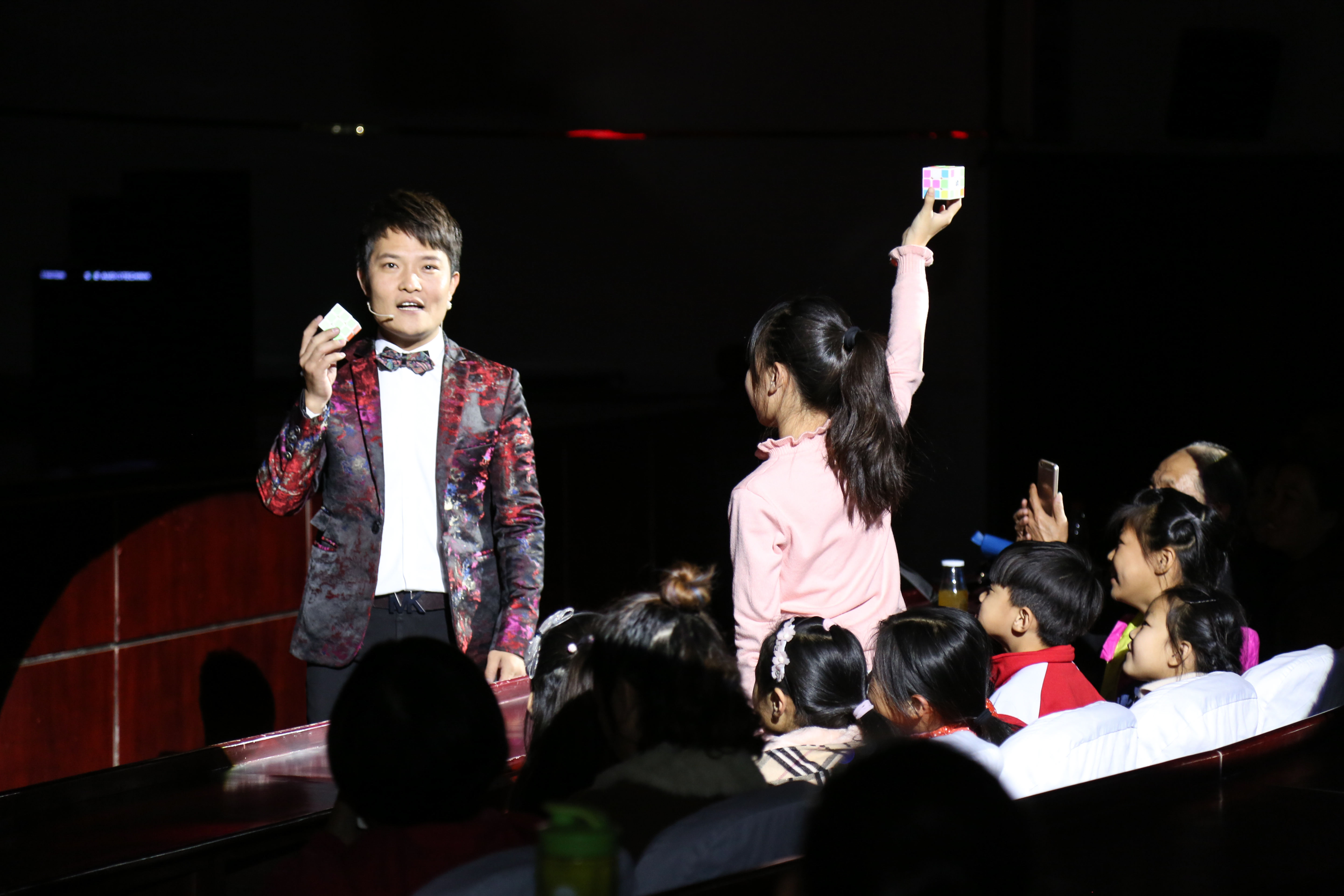  p>张云峰,魔术师.山东省青年表演艺术家协会 副会长. /p>