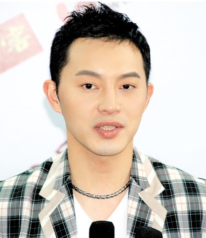 《喜乐就好》是央视一套即兴喜剧节目《喜乐街》的主题曲,由瞿颖,沙溢