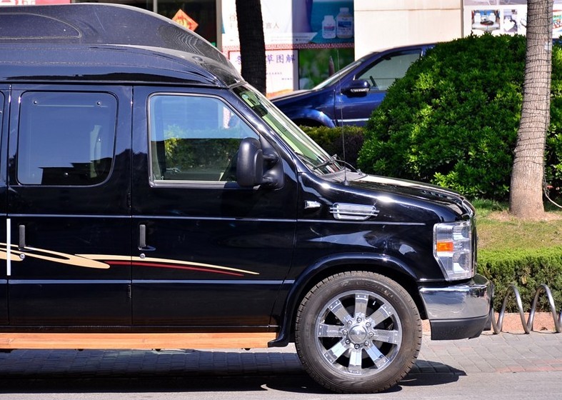  p>福特e350是一款大尺寸豪华 a target="_blank" href="/item/房车