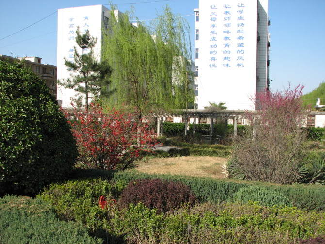  p>河南省嵩县第一高级中学位于洛阳市区以南70公里处嵩县城白云大道