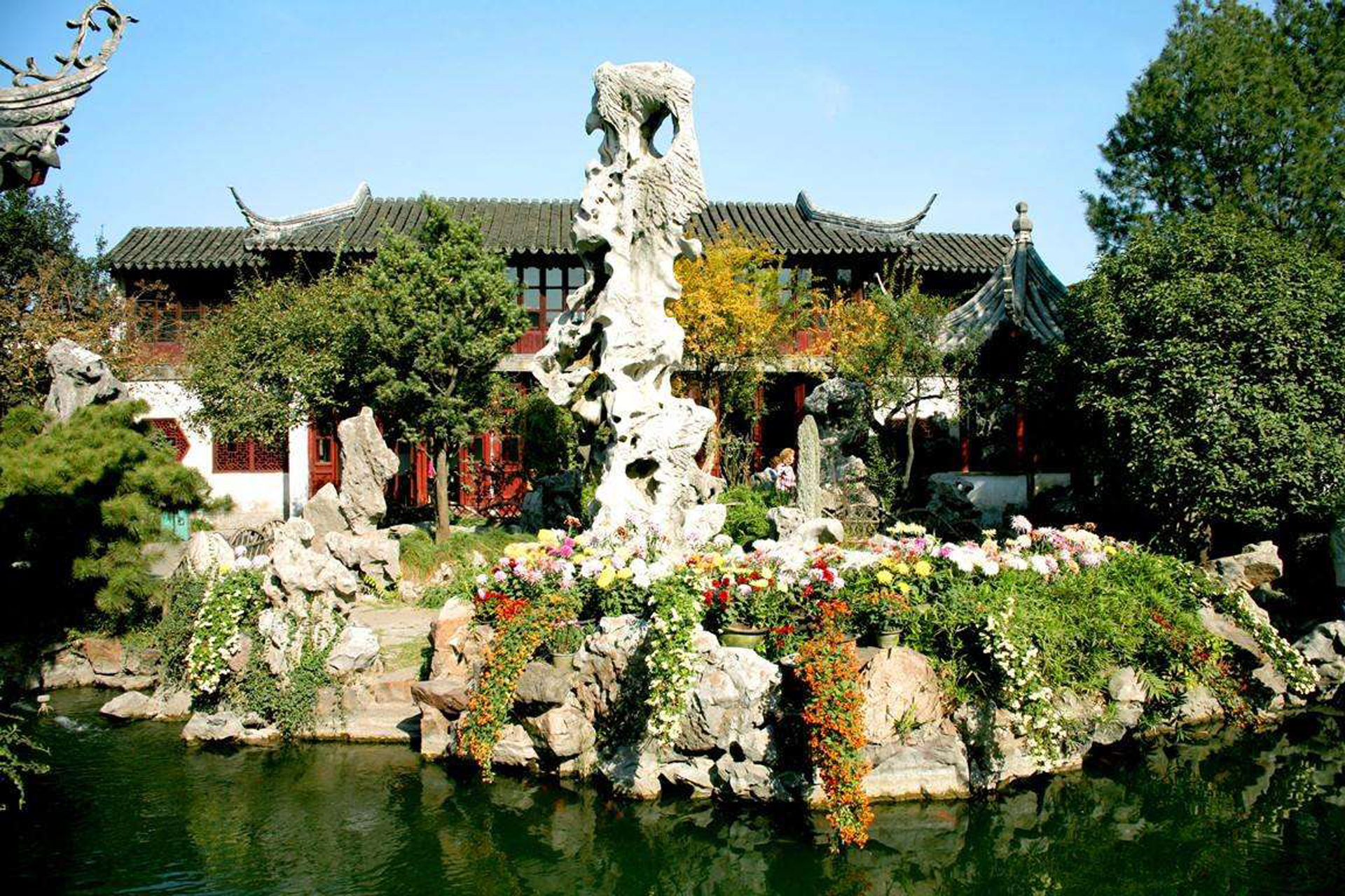  p>狮子林始建于元代至正二年(1342年),是中国古典私家园林建筑的代表