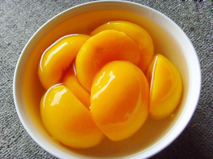 该美食食品是使用桃子为材料而制成的罐头产品