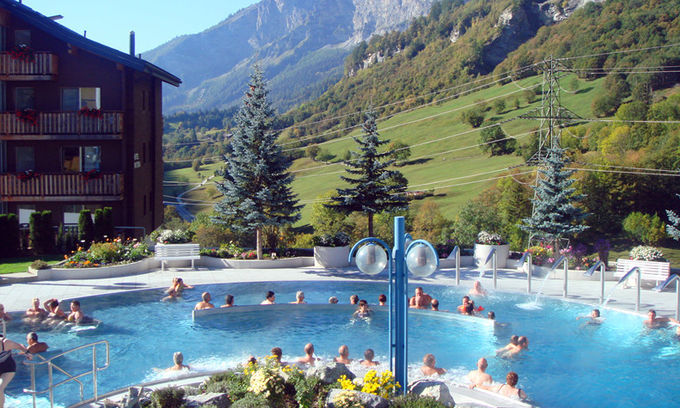 温泉位于阿尔卑斯的最重要的温泉休养胜地洛伊克巴德,是瑞士温泉之一