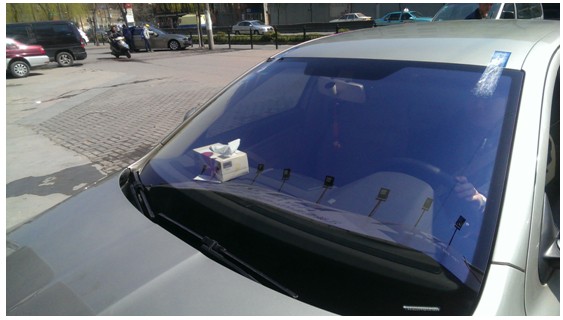  p>汽车玻璃的制作是通过在加热炉内将玻璃加热到接近软化温度,然后将