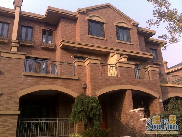  p>南郊别墅地处莘庄银都路,中春路口,项目规划总用地约36万平方米