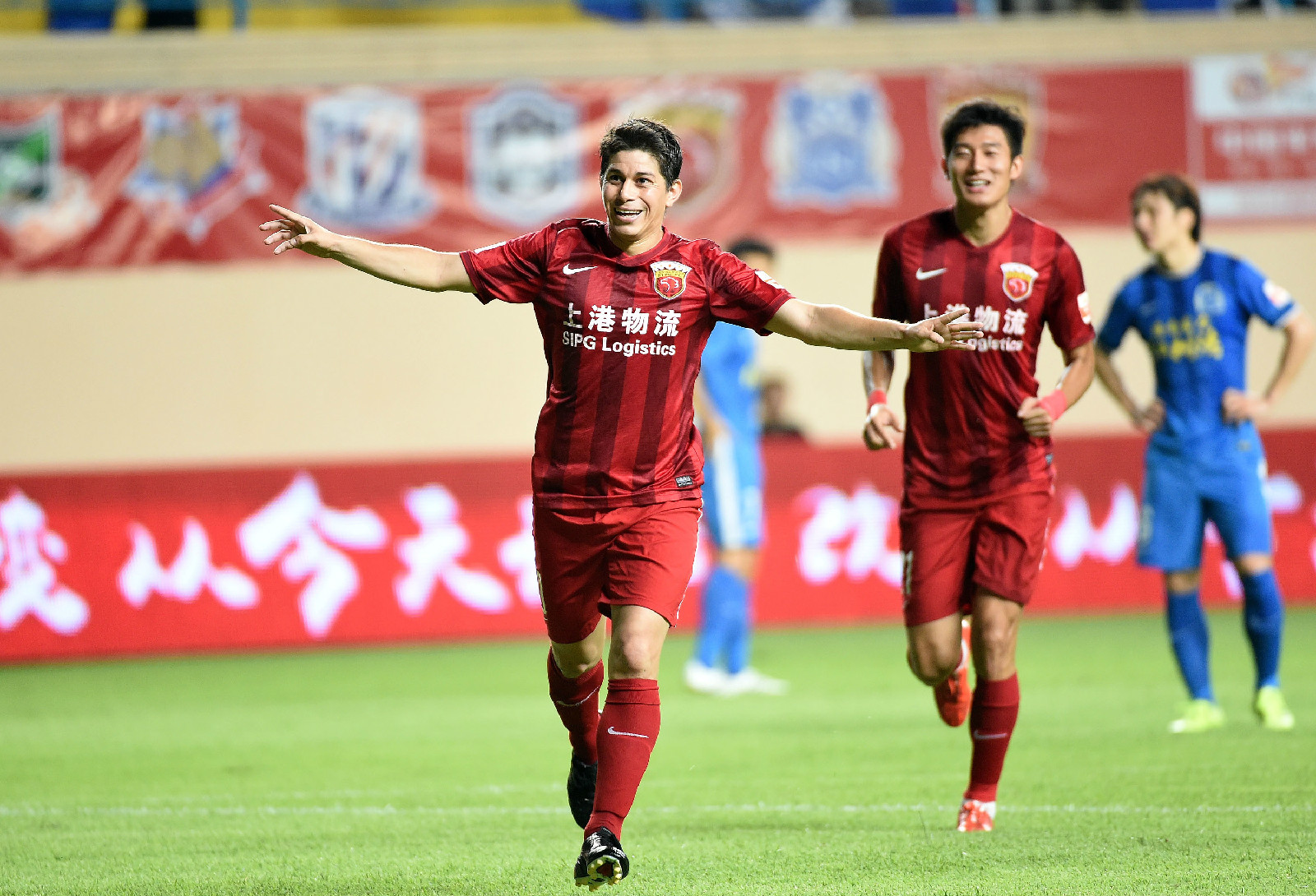 football club)是一家位于中国上海的职业足球俱乐部,简称"上海上港"