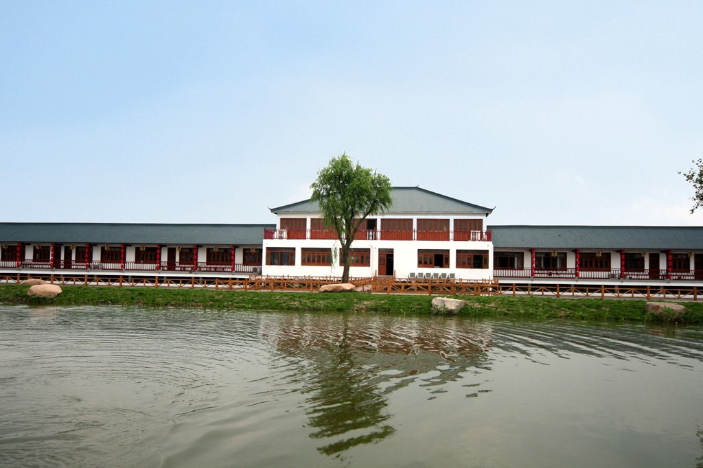  p>琵琶湾生态农庄位于千年古镇- -塘栖,距杭州约30公里,上海约200