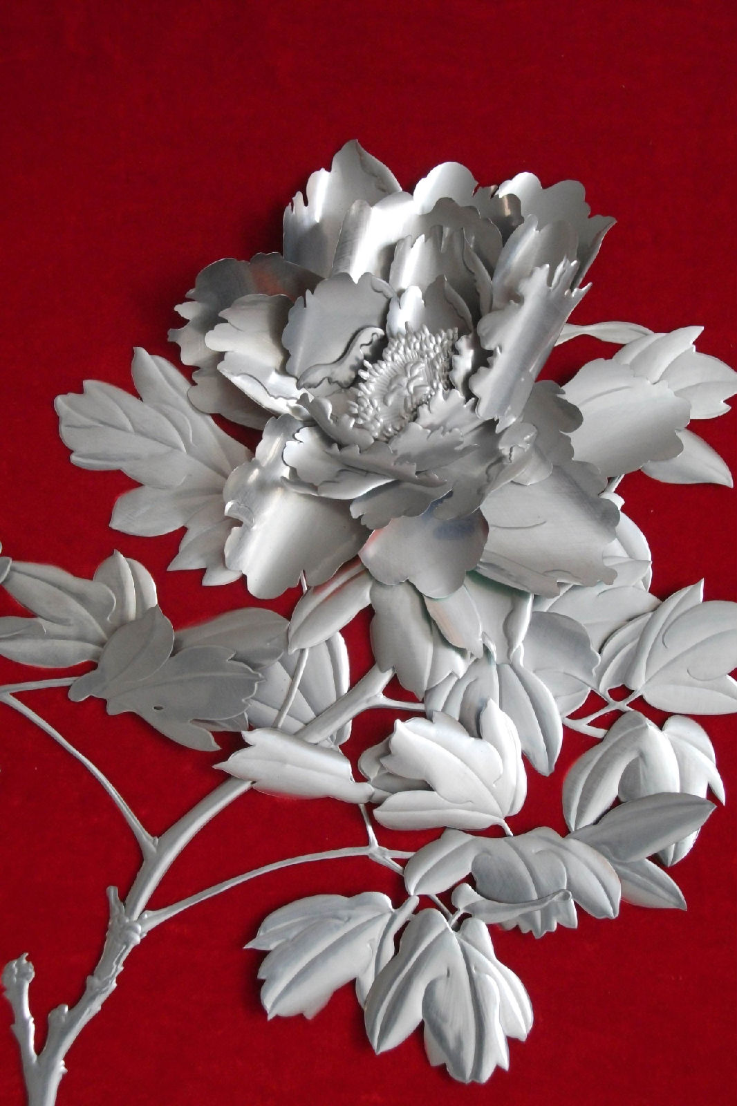  p>以易拉罐为主要材料制作成的书画作品,也称铝箔画,银贴画,由于