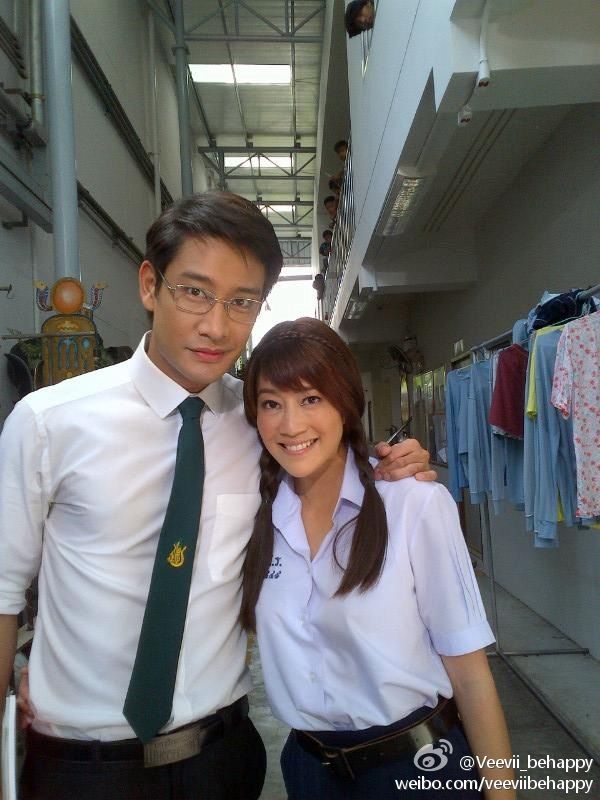 泰剧《悲恋花》讲述了一个拥有悲伤的眼睛,金子般的心灵的小女孩的