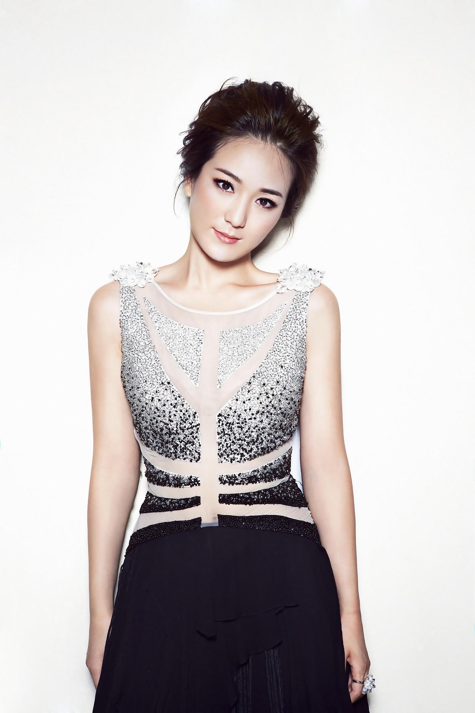  p>龙梅子,1988年8月18日出生于甘肃省兰州市,中国内地女歌手,演员.