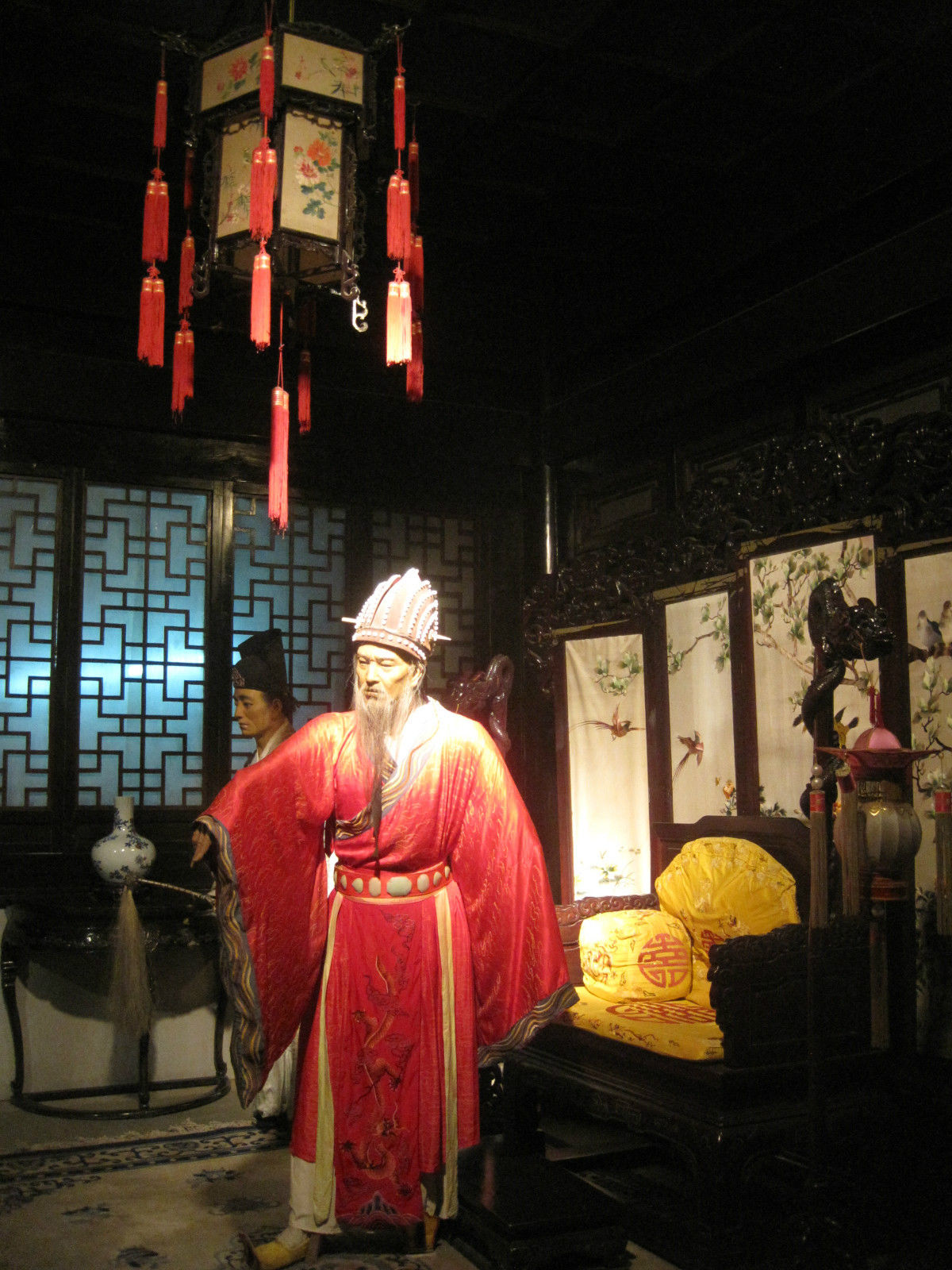  p>北京十三陵明皇蜡像宫(简称明皇宫)于1994年8月开业,是展示中国