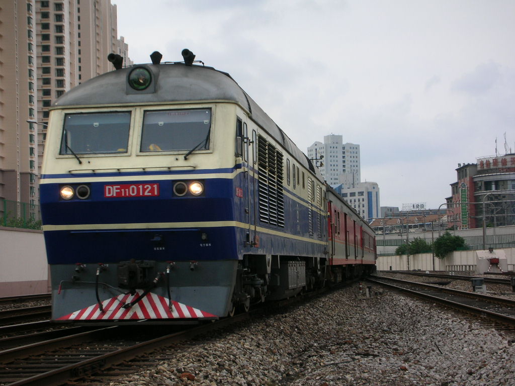  p>电传动内燃机车是内燃机车的一种类型,其特点是通过内燃机运转带动