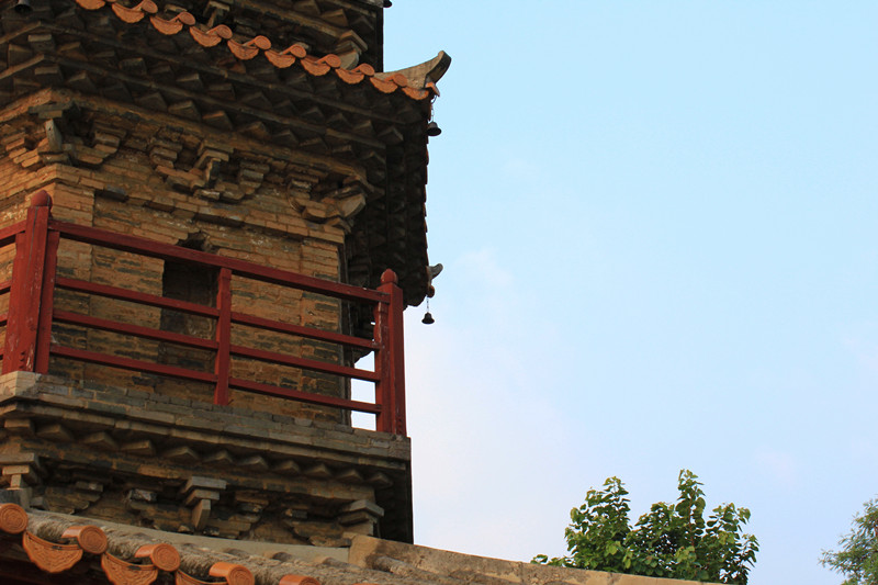  p>蓬莱寺塔在浛洸镇东北方平地上,因塔旁建有蓬莱寺(已毁)而得名.