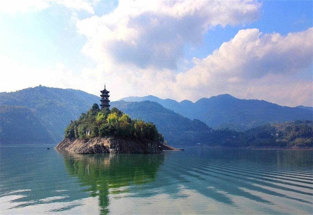  p> a href="#" data-lemmaid="1366384">瀛湖风景区 /a>位于安康市