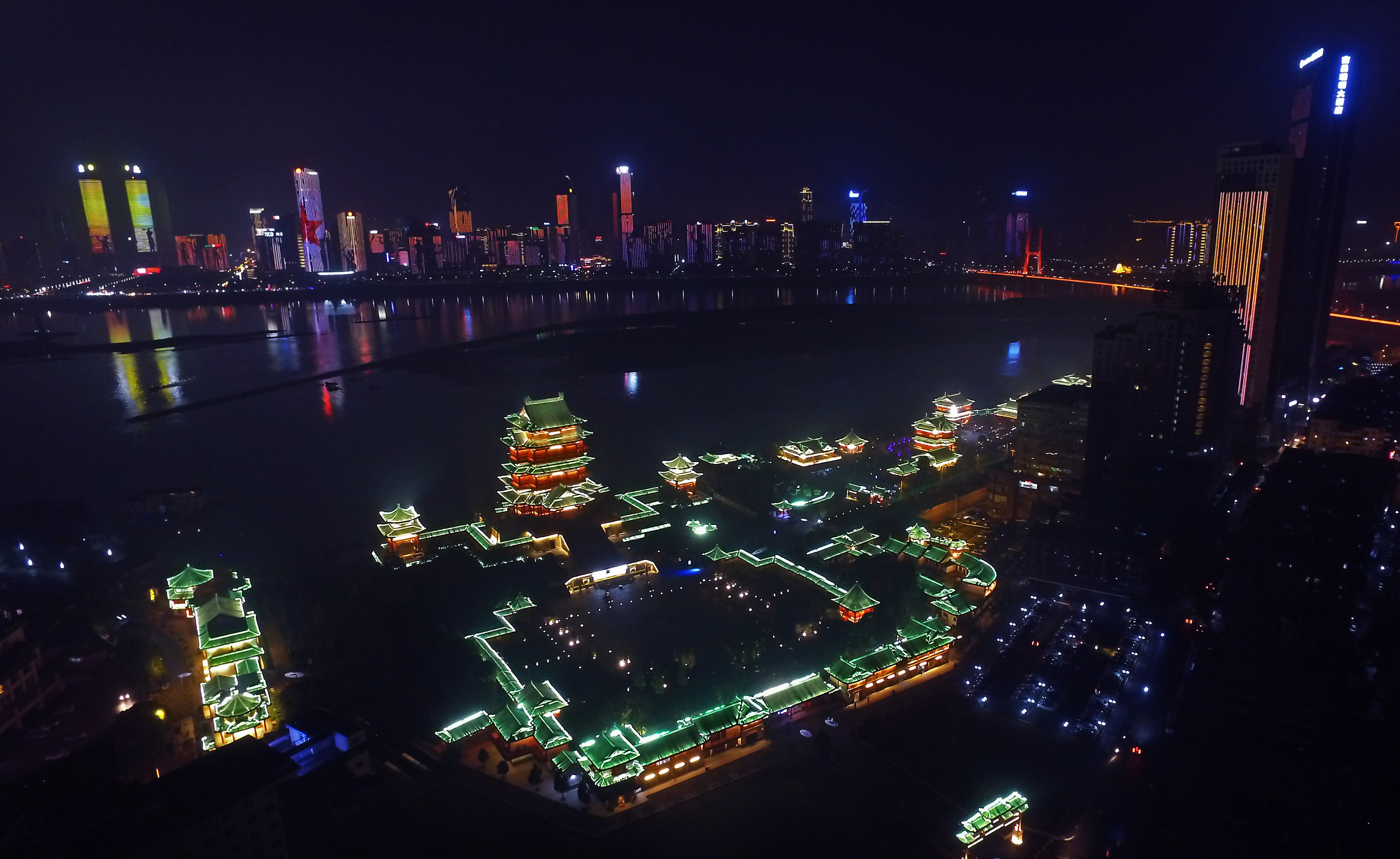  p data-id="gnvk0chkd0">南昌一江两岸灯光秀的光源主要釆用了南昌