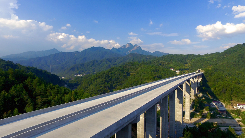 沿大别山高速公路