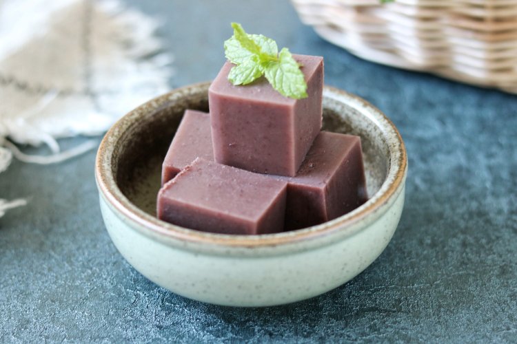  p>牛奶红豆羊羹是以牛奶,红豆饀,洋菜粉为主料,麦芽糖为辅料制作的