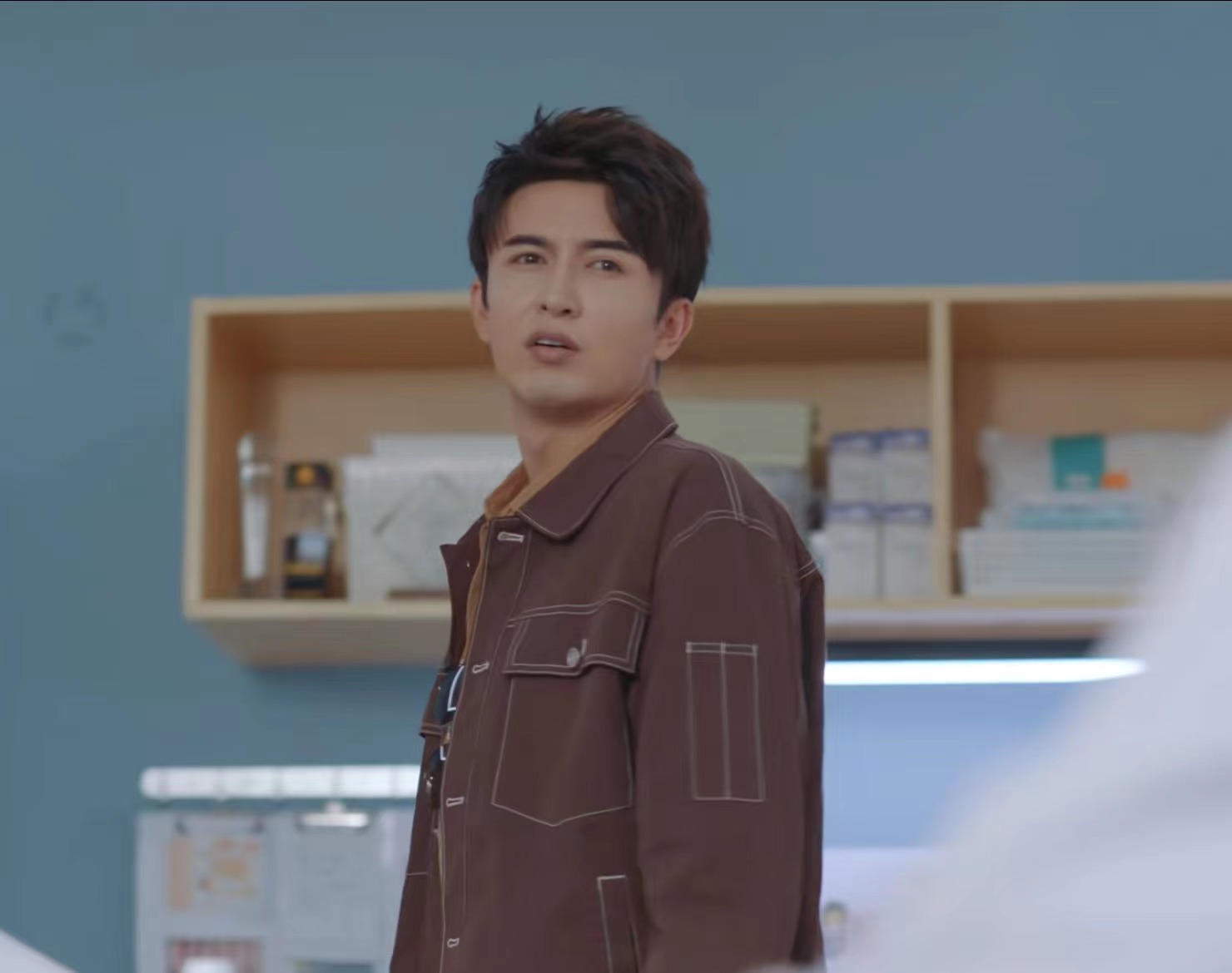 于易,是都市情感剧《 a target="_blank" href="/item/世界微尘里