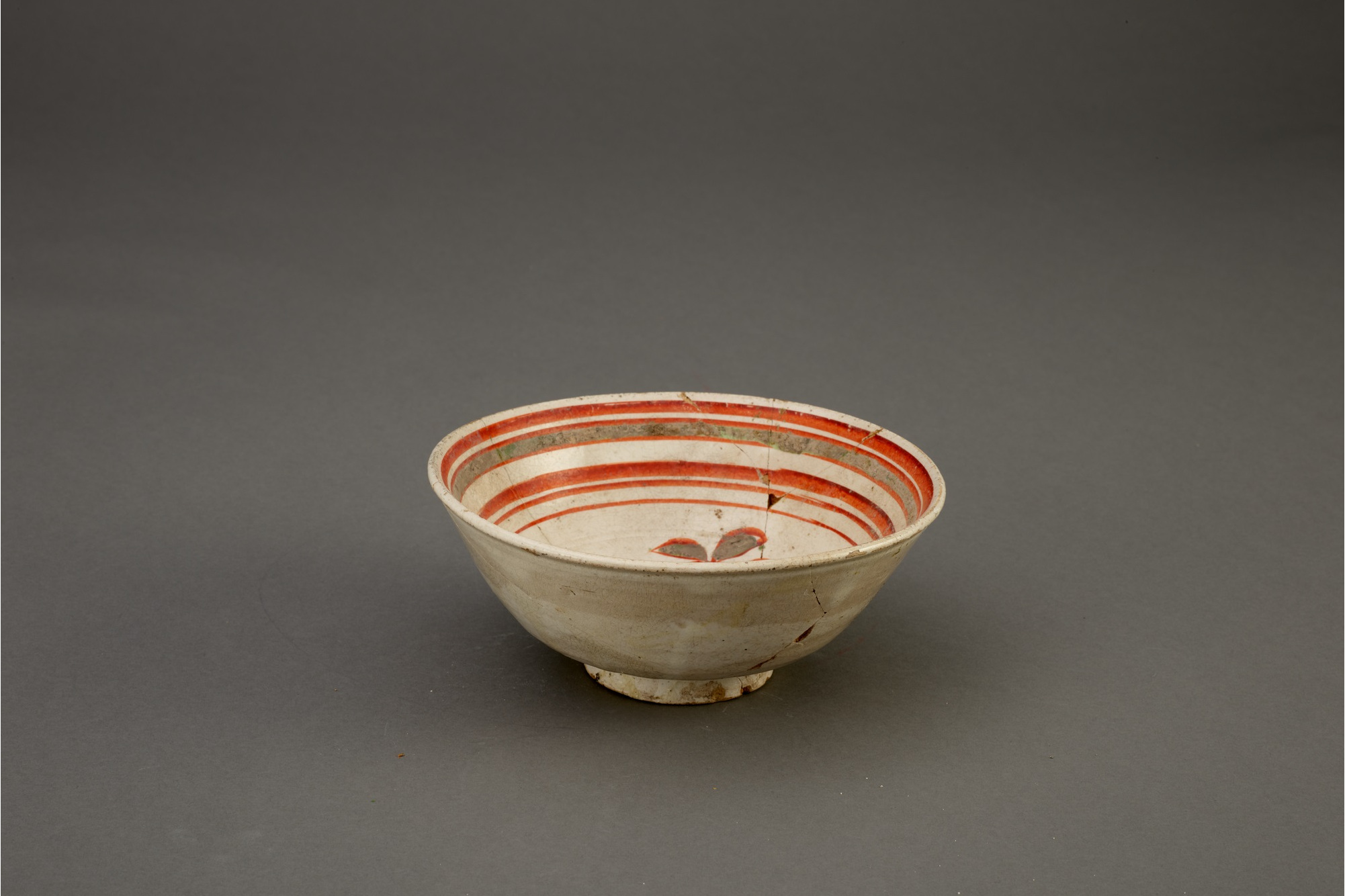  p>唐金白釉红绿彩花鸟纹碗是唐代陶瓷器类文物,现收藏于湖南省博物馆