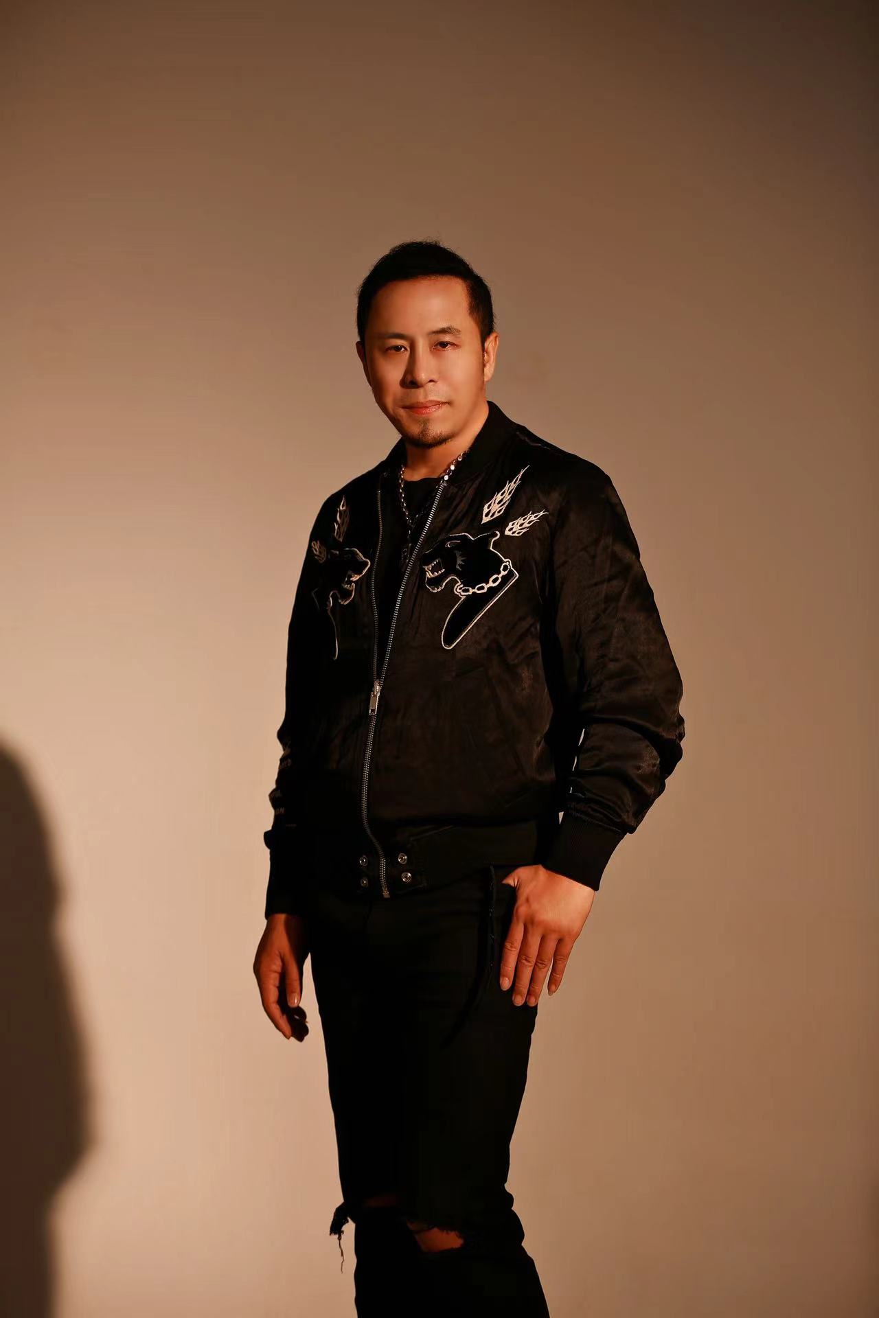  p data-id="gnwlzz2gr9">杨震,内地男歌手,辽宁抚顺人,出生于1983年2