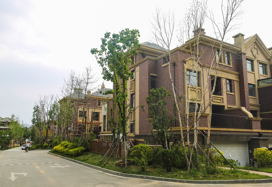  p>铂宫别墅西区位于济南市市中二环南路,由济南中海地产有限公司建成