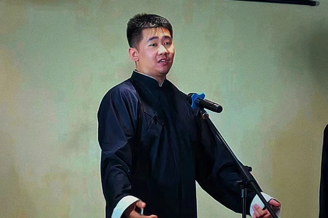 受邀潍坊奎文区泰华城"一虎百应"新春派对活动,进行相声表演