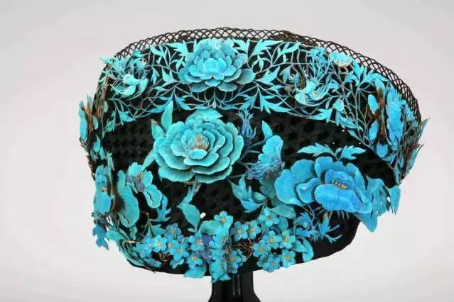 清黑缎嵌点翠凤戏牡丹女帽