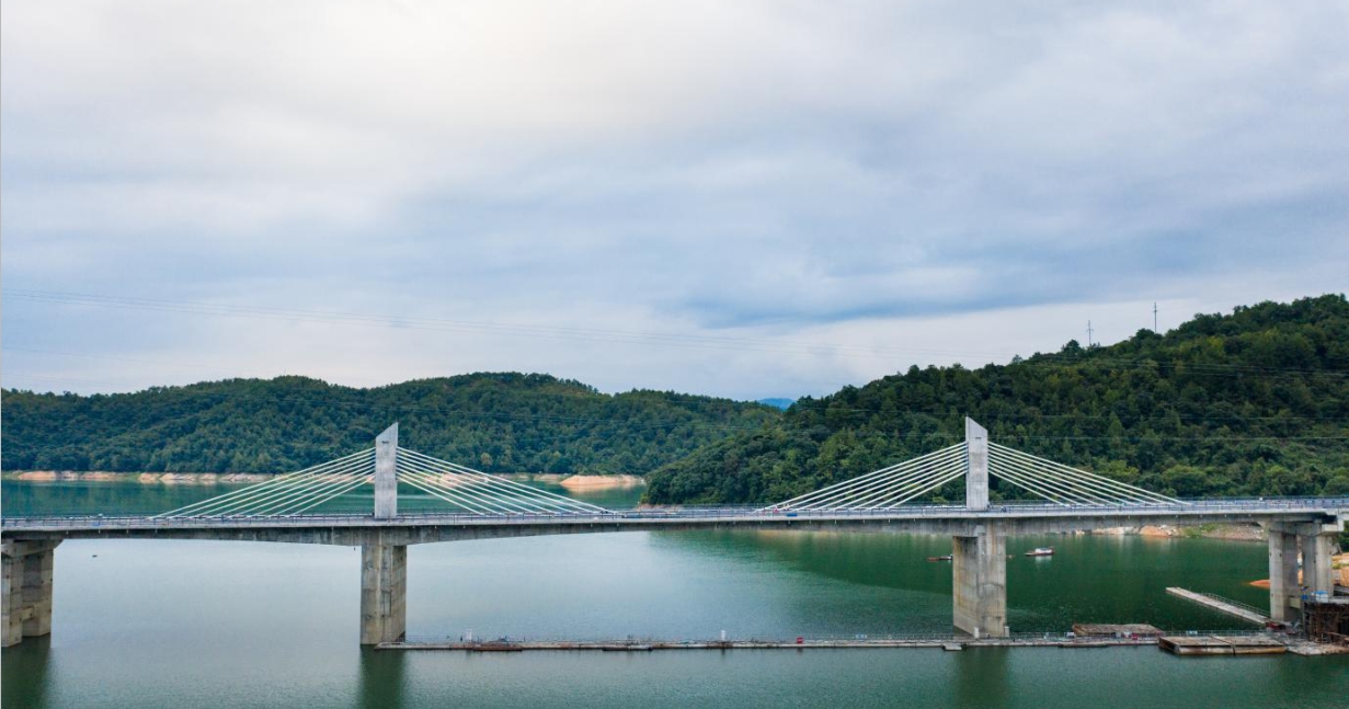 ">龙湖,又名 a target="_blank" href="/item/棉花滩水库/7683619"