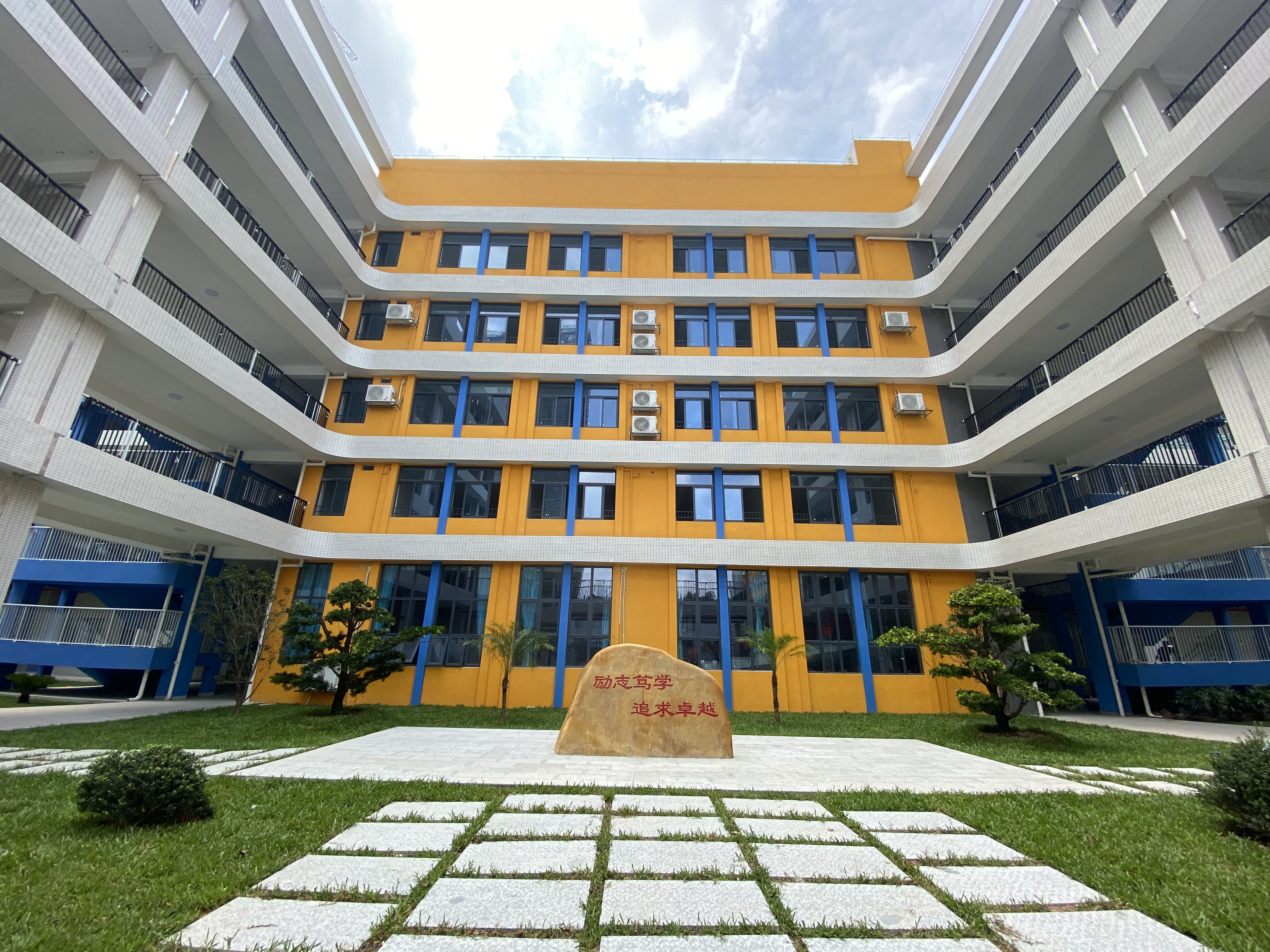  p data-id="go08dujy5v">广州市东江外语实验学校是一所集小学,初中