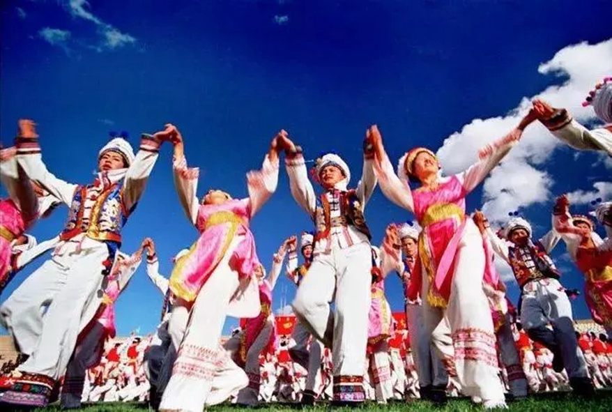  p>"绕三灵"又称"绕山林","绕桑林",白语称"逛桑览",是大理白族集宗教