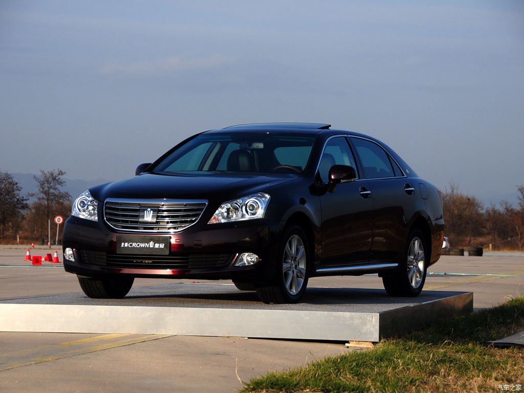 皇冠 2010款 v6 3.0l royal 真皮版