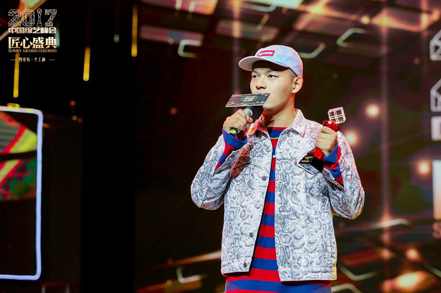  p>黄旭,1990年8月4日出生于新疆阿克苏,中国内地说唱男歌手,音乐制作