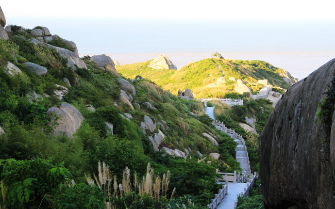 距德凤古城5公里,石龙山面积16平方公里,海拔500-600米,属八舟河景区