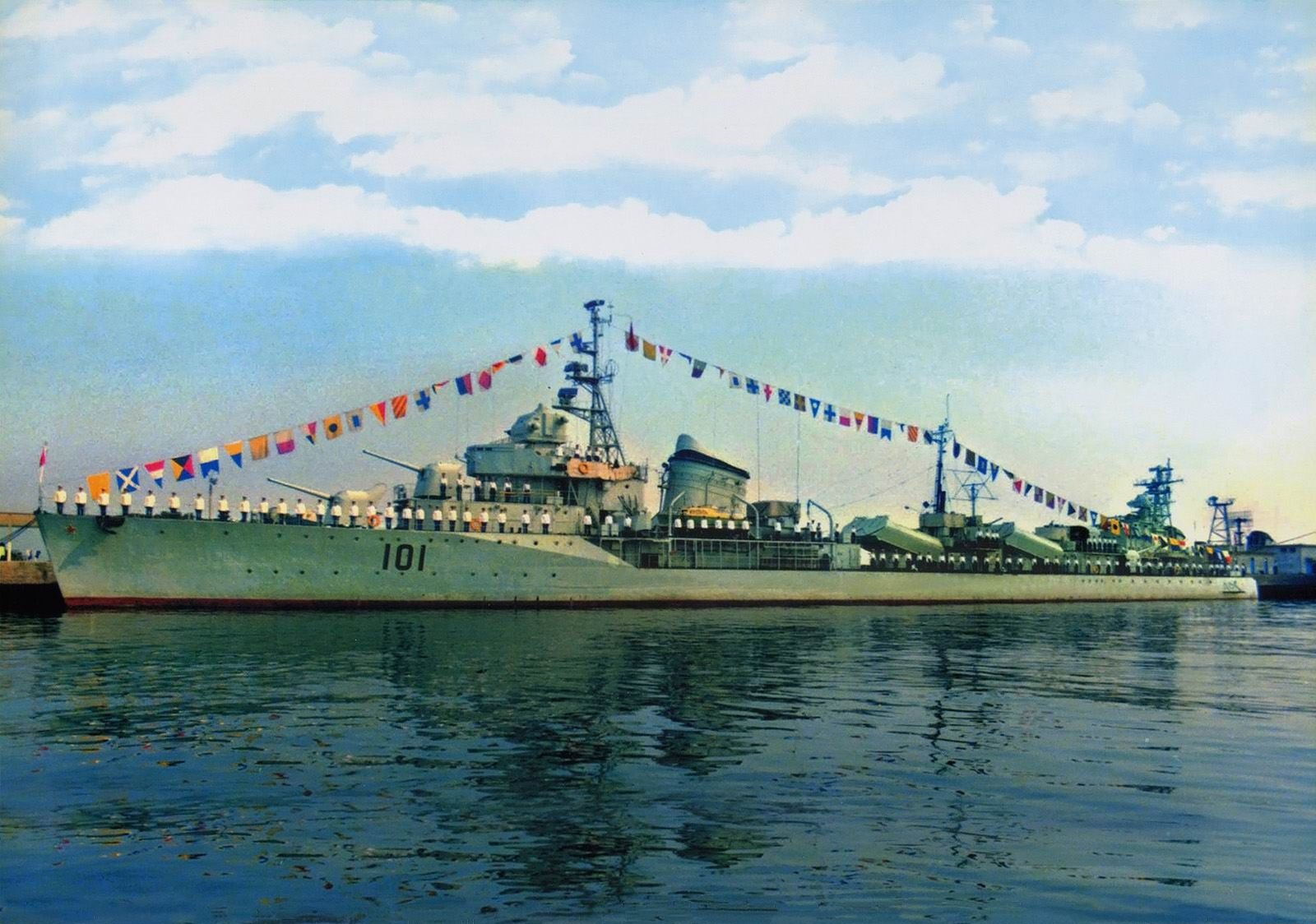 中国110大连号导弹驱逐舰