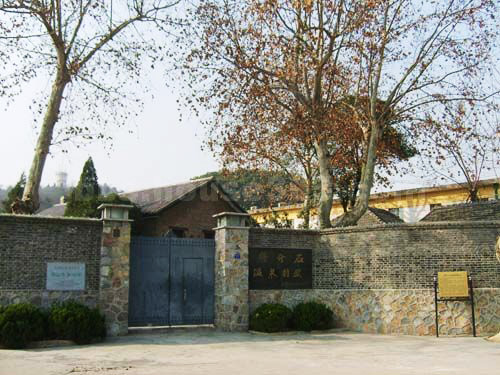  p>蒋介石汤山温泉别墅,位于南京市汤山镇(汤山风景区)汤泉路3号,距