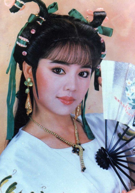  p>狄莺,1962年4月21日出生于中国台湾,本名林妙嬉,后改名为林佳璇