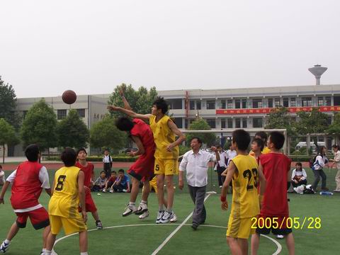  p>南京市共青团路中学坐落在环境优雅的雨花新村中心位置,占地18000