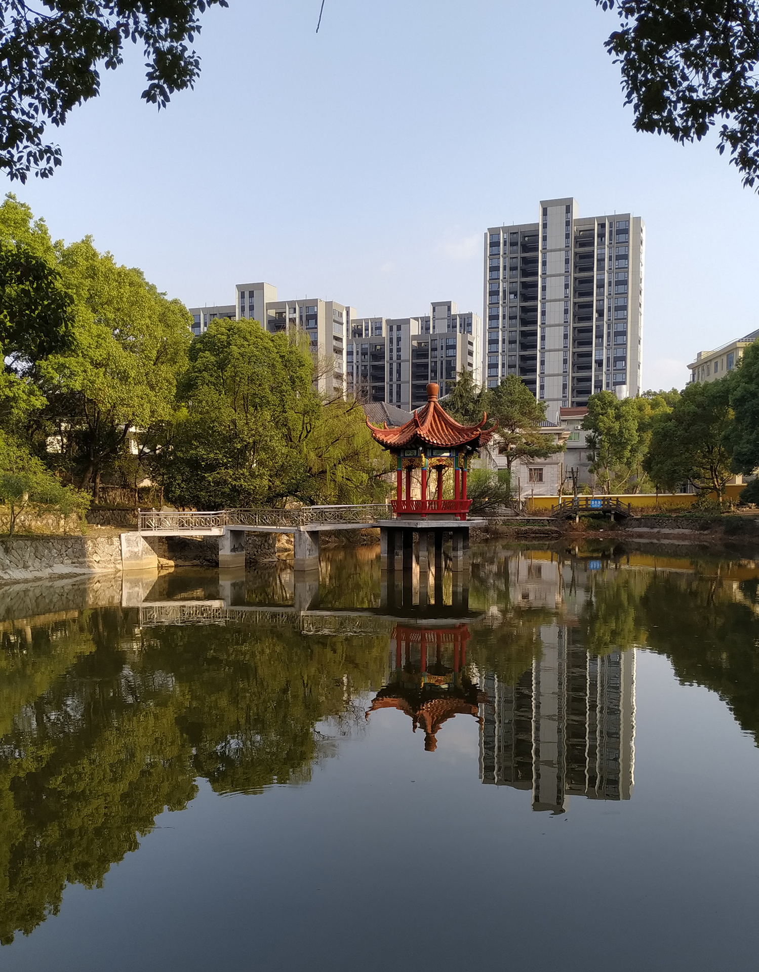  p data-id="szmavdzgizhp">凤凰山庄,位于浙江省金华市东阳市横店镇 