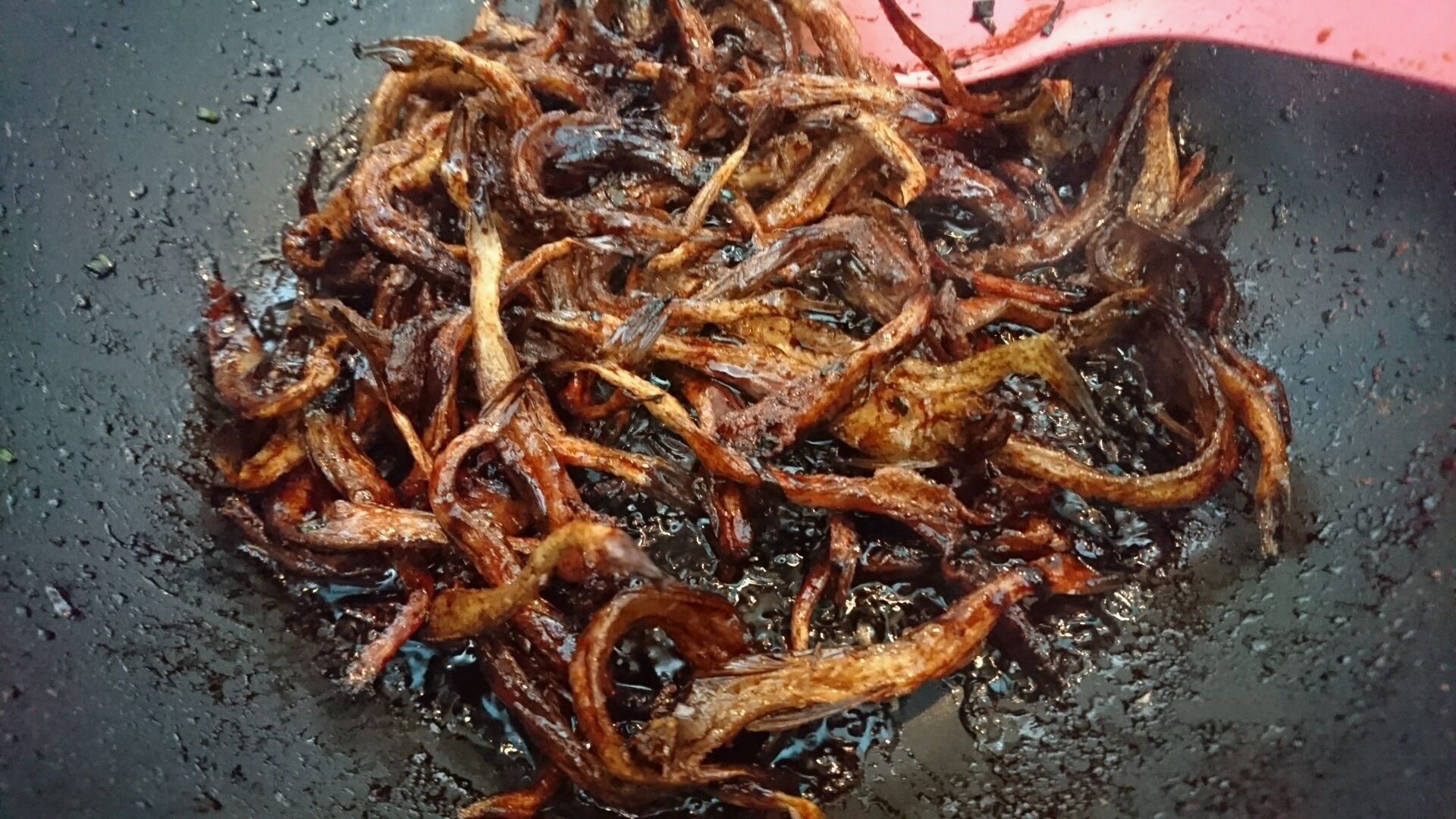  p> b>龙头烤是经过腌制后晾晒风干的 /b>虾潺,好多人都把龙头烤与