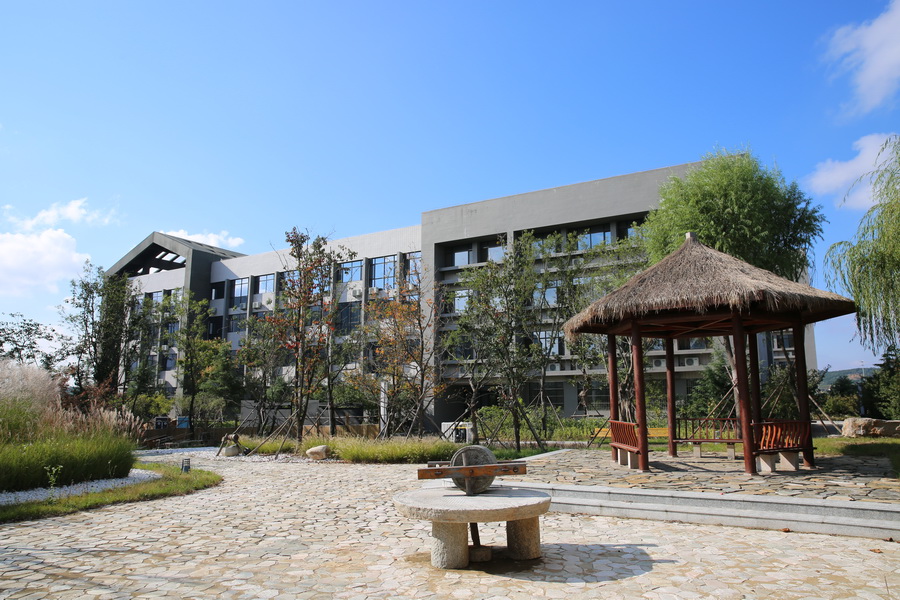  p>山东省青岛第六中学隶属 a href="#" data-lemmaid="10549999">