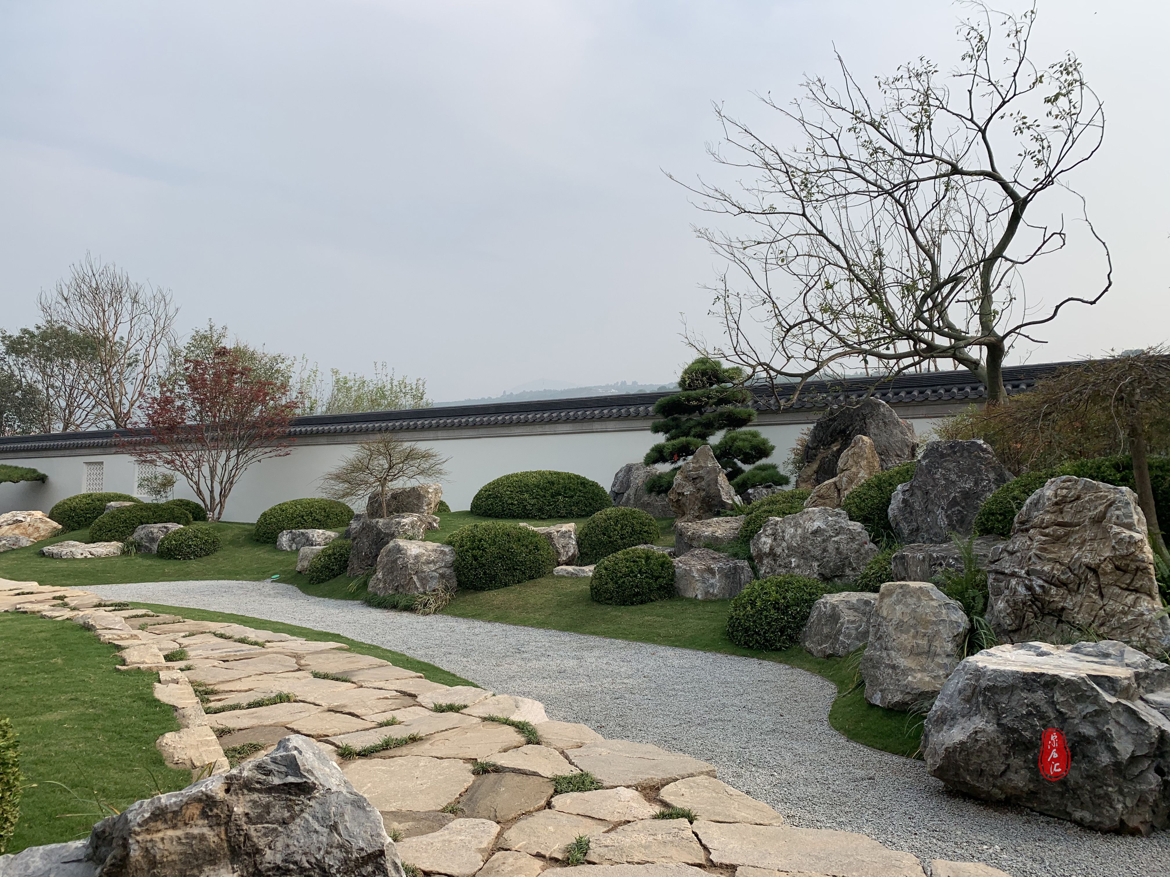 data-lemmaid="68213">苔藓,是裸露在山体表面互相独立的景石,此