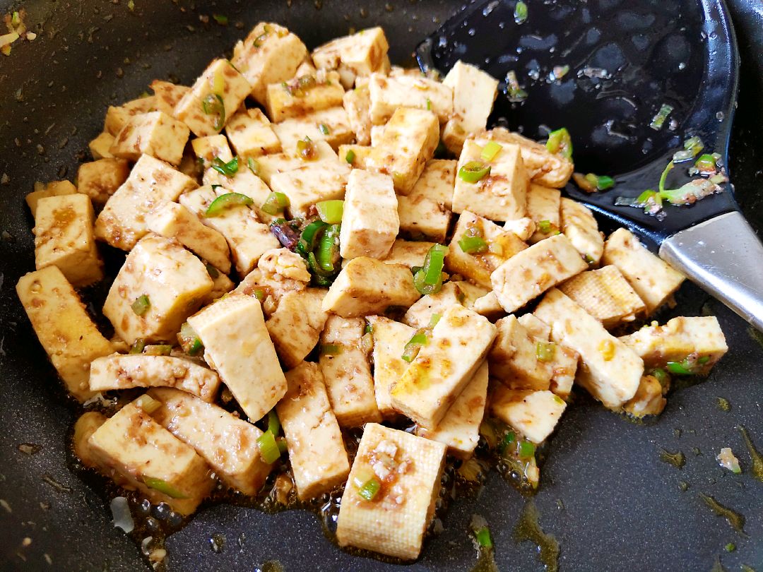  p>虾酱炒豆腐是北方地区尤其山西,山东等地民间流传的一道特色菜,其