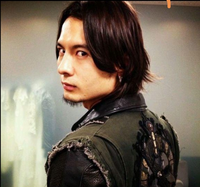 涼邑零 演：藤田玲（牙狼＜GARO＞20周年記念：ラフネートル見開き記念