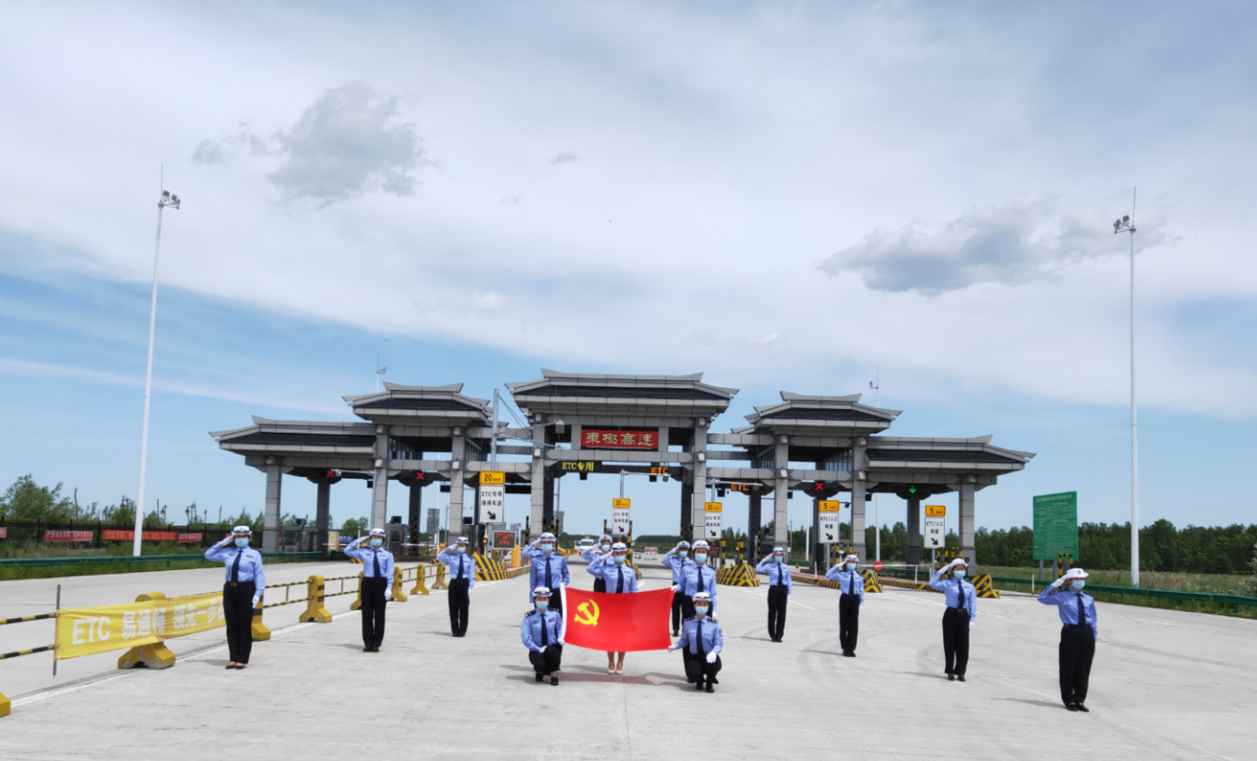 公路 i>(jiansanjiang╟morin uju expressway) /i>,简称"建黑高速"