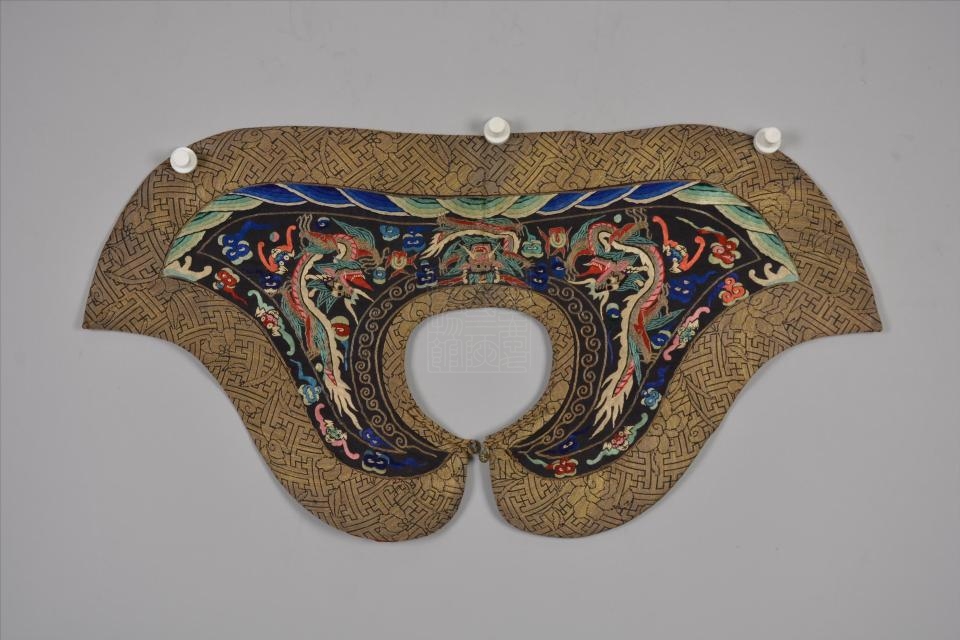 清黑缎绣云龙纹披领